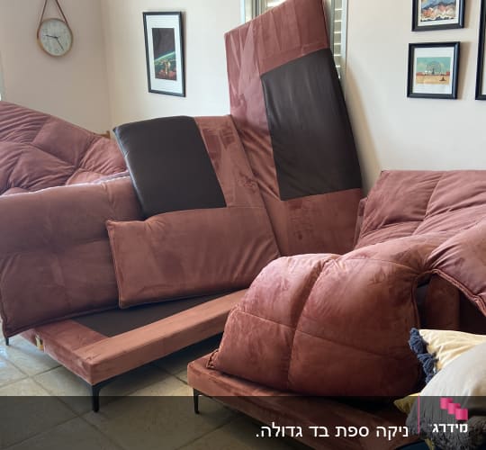 כריות ספה מפורקות מונחות על הרצפה לניקוי